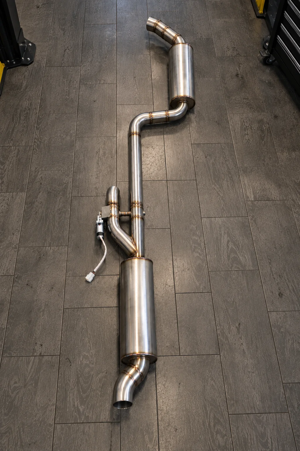 Full layout of the SEAT Leon Cupra 290 custom exhaust middle section showing the valve and two high-flow resonators